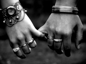 isseslove-gostaffo-sweet-couples-nice-and-wild-sexy-no1-pix-emi-hands-couples-hands-luv-me-chained-black-and-white-photography-love-this-stuff-samm-jpg
